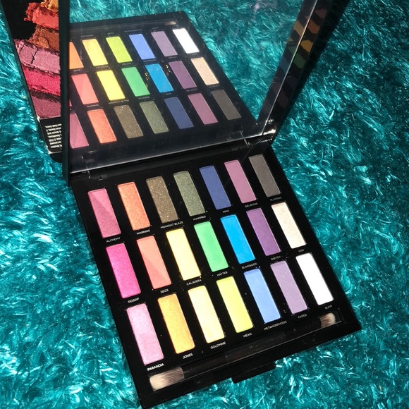 Urban Decay “Full Spectrum” eyeshadow palette - Picture 3 of 5